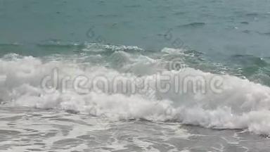 <strong>海上冲浪</strong>在鹅卵石沙滩上，暑假在<strong>海上</strong>..