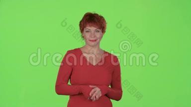 红发女人为产品做广告，竖起大拇指。 绿色屏幕