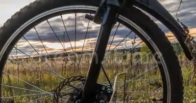 在夕阳下，摄像机沿着自行车移动，美丽的景观，<strong>时间流逝</strong>，过度<strong>流逝</strong>