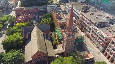 中国上海-2017年5月5日：一座教堂、市中心和历史建筑的空中观景视频