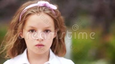一幅严肃的，麻烦的女孩的肖像。 她有一张悲伤的脸，上学困难，<strong>青春</strong>期