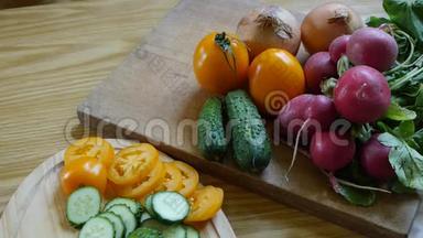 不同的<strong>切片</strong>蔬菜，<strong>黄瓜</strong>，萝卜，西红柿和洋葱。