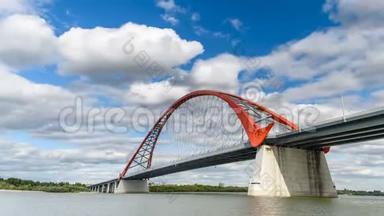 云彩在蓝天上奔跑，越过欧布河上的红桥。