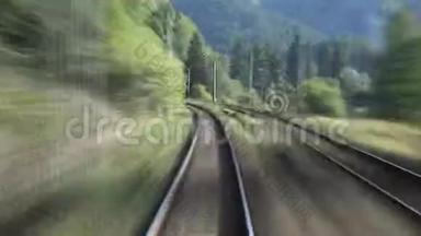 高速列车快速通过山区和绿色森林的时间推移