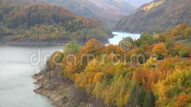 色彩斑斓的<strong>秋</strong>树和<strong>清新</strong>的山河，美丽的风景