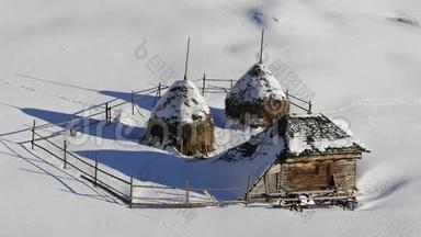 偏僻的乡村房子和未受影响的雪