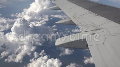 大飞机机翼飞越蓬松的云层，和平安全地飞行
