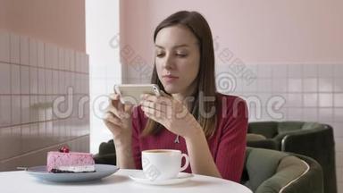 年轻漂亮的黑发<strong>女孩</strong>坐在咖啡馆里做蛋糕的照片。 今天的问题，<strong>社交网络</strong>。 60英尺