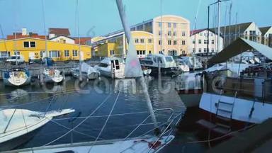 游艇和帆船停靠在哥本哈根港，夏季旅游，欧洲小镇