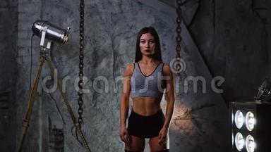 运动型健身女模特，<strong>身材好</strong>看，看着镜头。