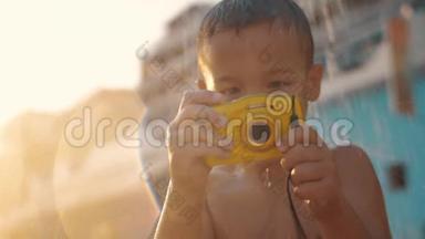 带防水摄像头的儿童，可在沙滩淋浴