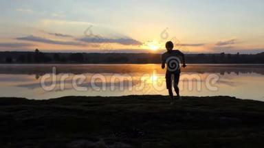 日落时分，一个年轻人从湖边跑到一个摄影师那里