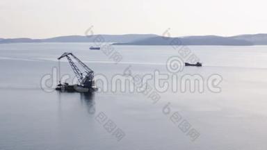浮吊在俄国人的岛屿背景下，航行在远东城市海参崴的博斯普鲁斯海峡东部。第