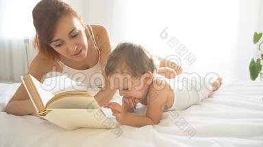 妈妈在睡觉的时候读小儿子的书