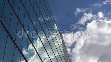 蓝天上飘逸的白云，映着现代玻璃建筑