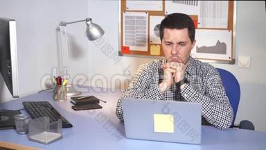 办公室经理使用笔记本电脑。 穿着便装的白人男人用笔记本电脑。