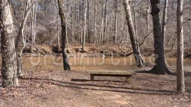 佐治亚州，奥尔德绳磨路公园，沿着小河边的木凳