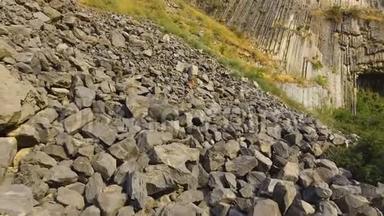 散落在山丘上的岩石滑梯和石头，泥石流的危险，地质学