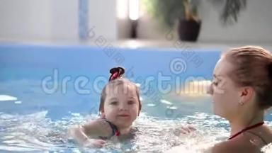 快乐微笑的幼儿在游泳池里跳着，在水<strong>底下</strong>潜水.. 一次水下射击。 慢动作