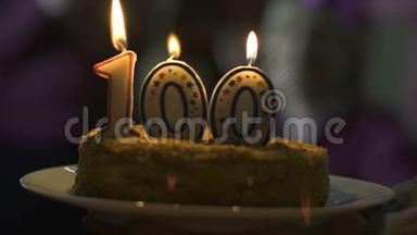 在100周年纪念蛋糕上燃烧的蜡烛，订户数量，公司成功