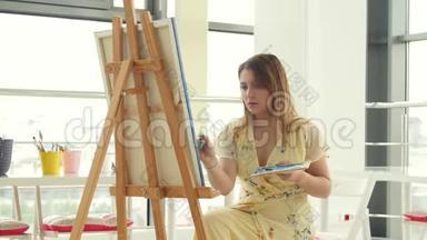 艺术，<strong>创意</strong>，爱好，工作和<strong>创意</strong>职业理念.. 年轻可爱的女孩在艺术工作室画画
