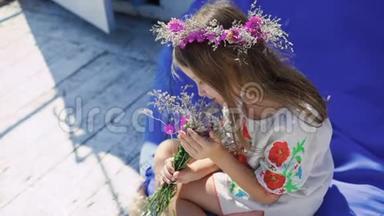 快乐可爱的女孩在海湾酒吧休息，闻花和微笑。 慢慢地