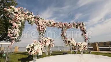 结婚典礼。 婚礼的地点装饰着许多鲜花，婚礼抚养费的地点