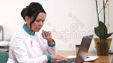 在她的诊所里，一位女医生收到了在笔记本电脑上工作的坏消息，看上去很<strong>沮丧</strong>