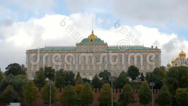 俄罗斯莫斯科白天的克里姆林宫上空乌云密布