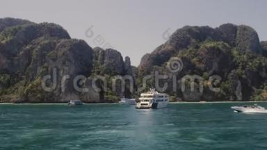 在泰国的kohphiphi岛码头附近行驶的帆船和摩托艇。 Lifestyle旅行视频，4K