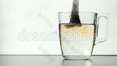 茶袋是用沸水在透明杯中冲泡的