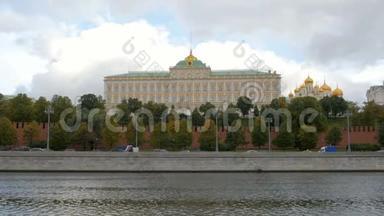 克里姆林宫大皇宫，白天从莫斯科河对岸眺望，远处