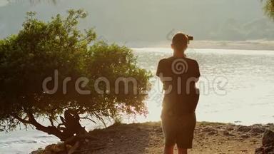 一个旅行者拍摄了一个美丽的日落在一个山湖的岸边的视频片段