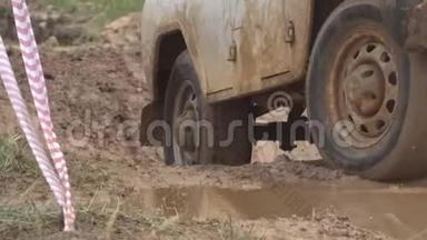 从一辆深坑肮脏的强大SUV中出来。 农村的漂亮车。 泥土从车里流下来。 白色越野车