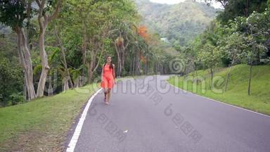 美丽的热带<strong>雨林</strong>，带着一位年轻的女旅行者在进入泰国森林的路上。 女人在<strong>雨林</strong>里散步