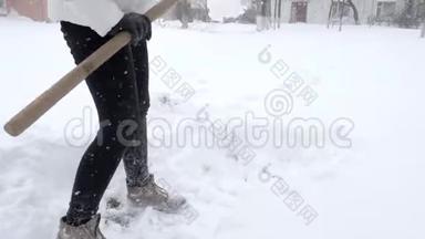<strong>铲雪</strong>，看门人用铁锹清理冬天的<strong>雪</strong>堆