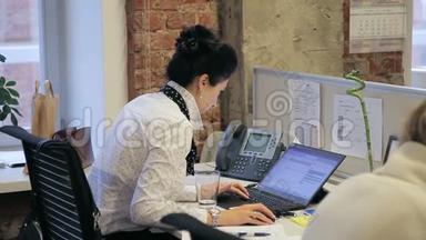 年轻女经理在她的笔记本电脑上通过电子邮件咨询<strong>客户</strong>的<strong>画像</strong>。