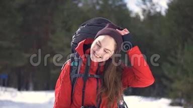一个快乐的游客在神秘的冬季森林的肖像。