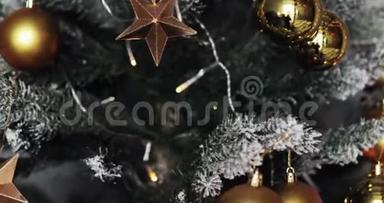 问候季节概念。 圣诞树上的装饰物，装饰的光和降的雪