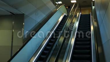 广告广告牌地铁站电子数字内饰.. 现代建筑中自动扶梯的细节镜头