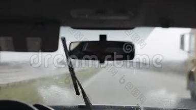 开着一辆有挡风玻璃雨刷的<strong>车</strong>。 <strong>清洁</strong>挡风玻璃。 司机后视镜反射