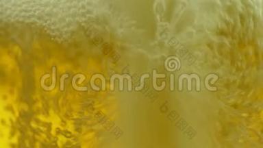 啤酒倒入玻璃杯中，在墙上泡沫流动慢动作拍摄.. 啤酒节