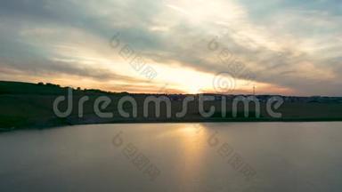 南约克郡罗瑟姆谢菲尔德韦弗利湖的春日日落