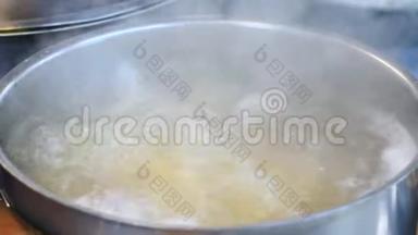 意大利意面意大利面条的缓慢运动是典型的，它<strong>落入</strong>一大锅沸水中煮一个
