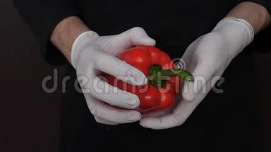 男人手里拿着红辣椒被撕成两半，黑色背景的视频