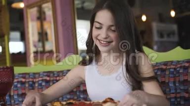 微笑的女孩在<strong>咖啡</strong>馆里旋转着，欣赏着披萨的<strong>展示</strong>。 4K