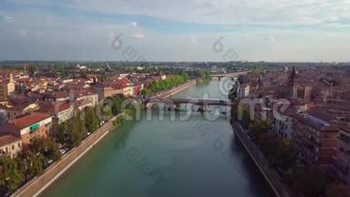 维罗纳意大利天际线空中视图，视频在4K，意大利。 黎明时分，维罗纳市中心的鸟瞰图