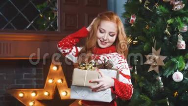 快乐的红发女孩拿着圣诞礼物微笑着