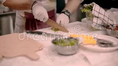 厨房里的厨师熟练地用一把大菜刀<strong>切青菜</strong>。 表现出大手做饭。