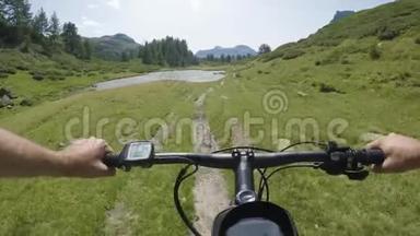 在湖边的山上骑着<strong>电动</strong>自行车。 mtb行动骑自行车者探索近山的小径。 <strong>电动</strong>自行车活动